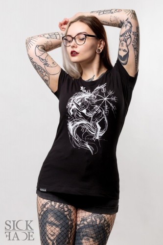 Černé dámské triko značky SickFace s motivem čínské mytologické bytosti kirin a runovým prvkem.