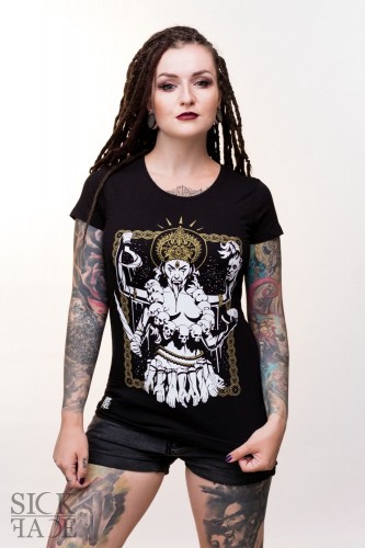 Černé dámské tričko, na kterém je hinduistická bohyně Kálí.