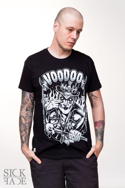 Černé pánské SickFace tričko, na kterém je Baron Samedi a velký nápis „Voodoo“.