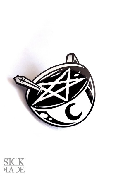 Smaltovaný odznak s motivem okultního hrnku kávy s pentagramem.