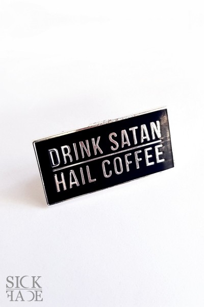 Smaltovaný odznak s nápisem "Hail coffee, drink satan".