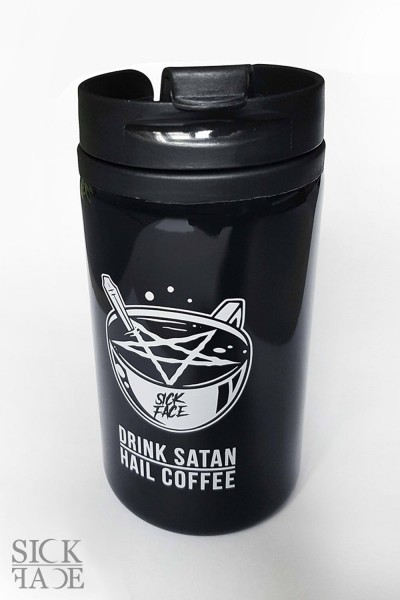 Černý termohrnek značky SickFace s okultním motivem šálek kávy s obráceným pentagramem a s nápisem DRINK COFFEE HAIL SATAN.