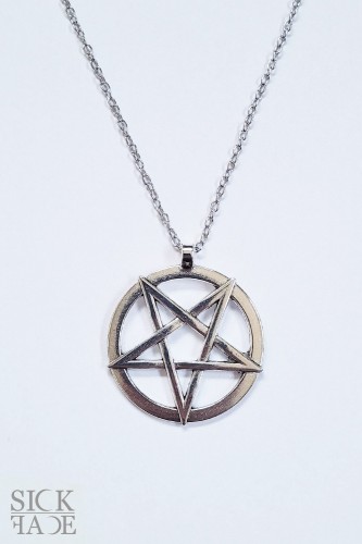 Velký přívěsek s řetízkem s motivem obrácený pentagram ve stříbrné barvě.
