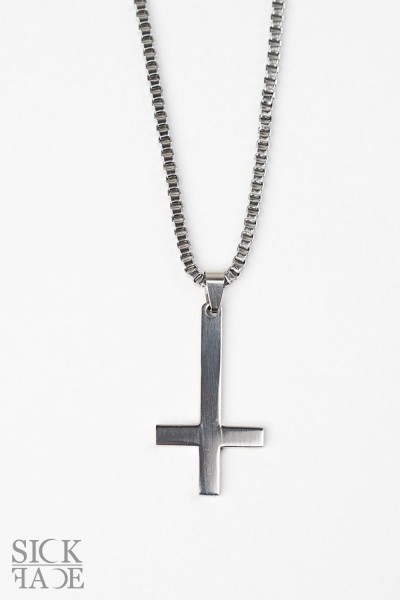 Přívěsek s řetízkem s motivem obrácený kříž ve stříbrné barvě.