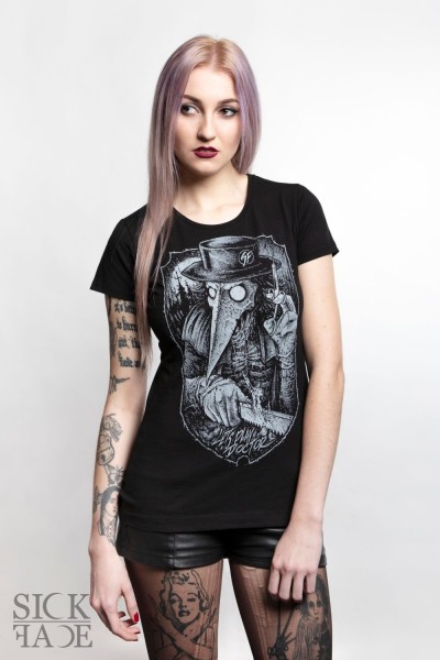 Černé dámské triko značky SickFace s motivem přátelský morový doktor s pilou na kosti a s injekční stříkačkou.